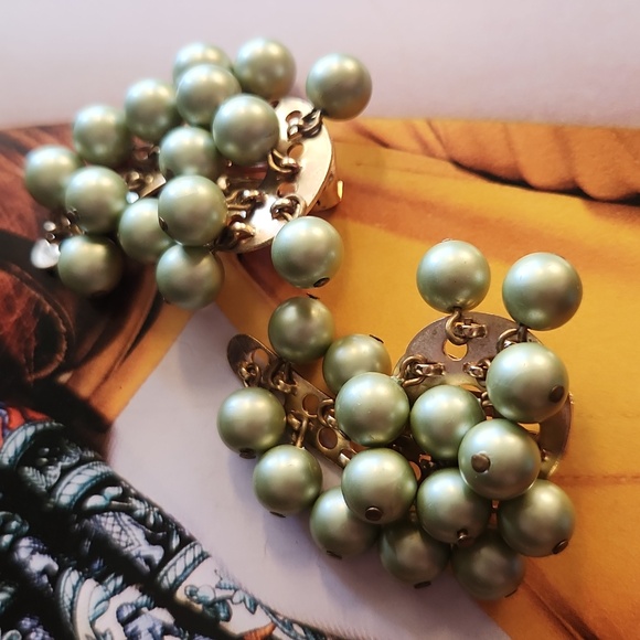 Vintage Jewelry - 1960s green bauble clip ons